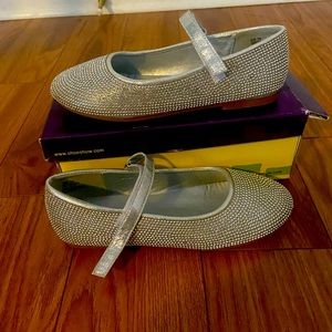 Girls silver dress shoe size 2. Barely worn